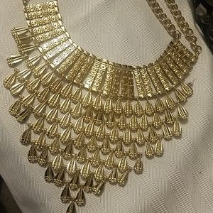 Gorgeous neck piece!!